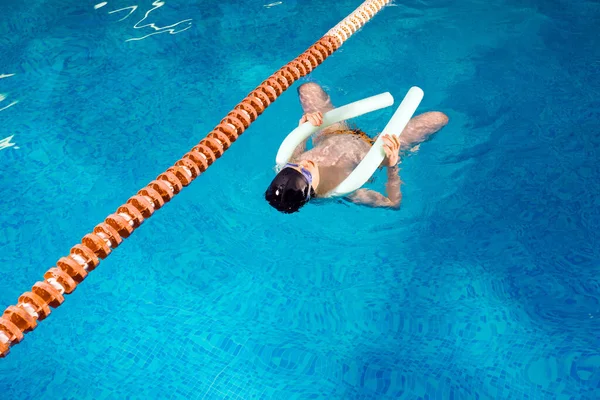 Kaméleon fiú úszás fedett medencében úszás közben osztály — Stock Fotó