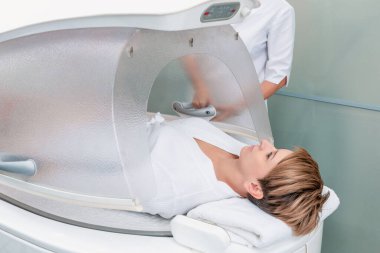 Kozmetoloji kliniğinde modern spa tedavi kapsülü, kozmetoloji ameliyat ekipmanları
