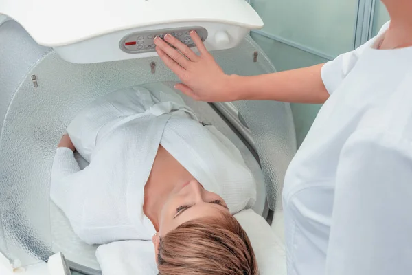 Modern spa behandling kapsel i kosmetologi klinik, kosmetolog operativ utrustning — Stockfoto