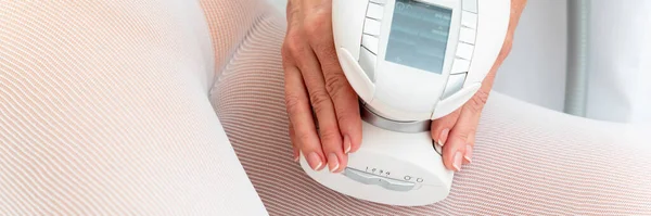 Wanita berjas putih khusus mendapatkan pijat anti selulit untuk kaki di salon spa. LPG, dan perawatan kontur tubuh di klinik . — Stok Foto