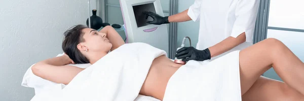 Belle femme ayant cavitation, procédure enlever la cellulite sur les jambes et le ventre à la clinique de beauté — Photo