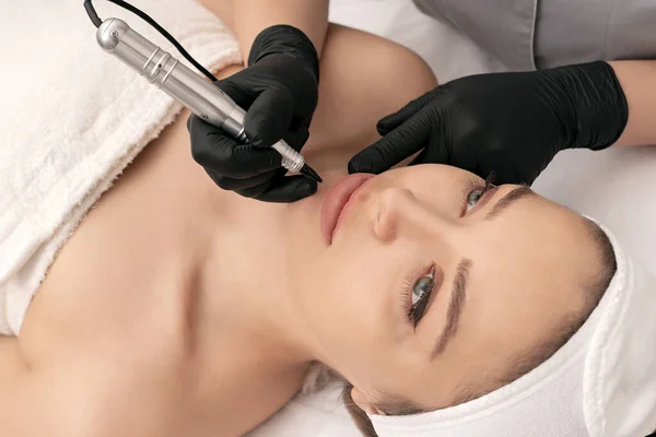 Cosmetoloog aanbrengen van permanente tatoeage make-up op de lippen — Stockfoto