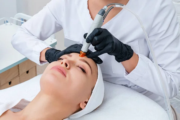 Gesichtspflege. Gesichtsreinigung der Frau in der Kosmetologie-Klinik, Staubsaugen — Stockfoto