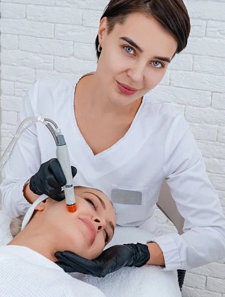 Soins de la peau. Gros plan de femme visage nettoyage à la clinique de cosmétologie, aspirateur — Photo