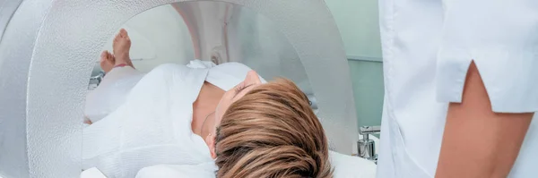 Cápsula de tratamento moderno spa na clínica de cosmetologia, equipamento de operação cosmetologist — Fotografia de Stock