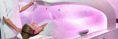 Kozmetoloji kliniğinde modern spa tedavi kapsülü, kozmetoloji ameliyat ekipmanları