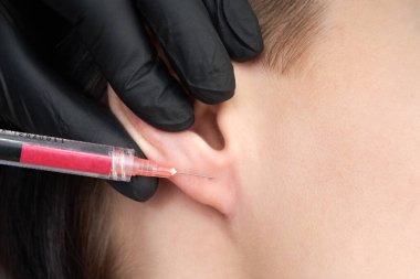 güzel kadın bir enjeksiyon yüzüne alır.