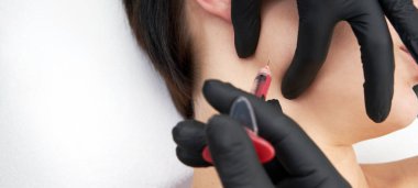 güzel kadın bir enjeksiyon yüzüne alır.