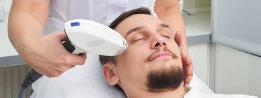 Lazer tedavisi güzellik Kliniği'nde olan adam