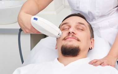 Lazer tedavisi güzellik Kliniği'nde olan adam