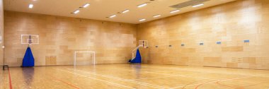 Boş modern basketbol ya da kapalı alanda oynanan futbol sahasının içi