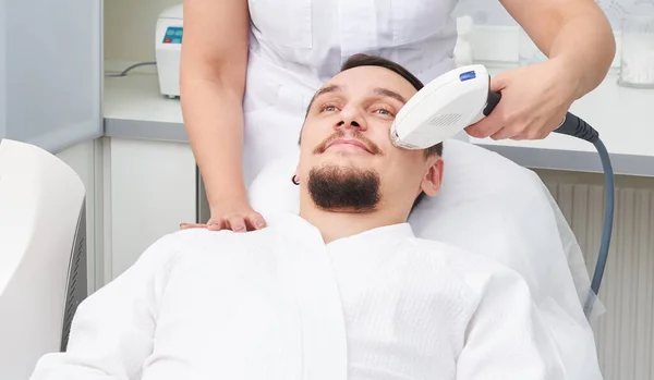 Homem tendo tratamento a laser na clínica de beleza — Fotografia de Stock