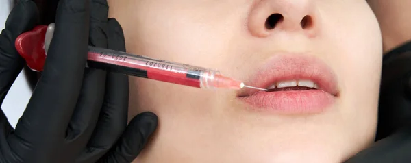 Beautiful woman gets an injection in her lips — Stock Photo, Image