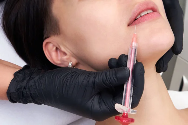 Beautiful woman gets an injection in her lips — Stock Photo, Image