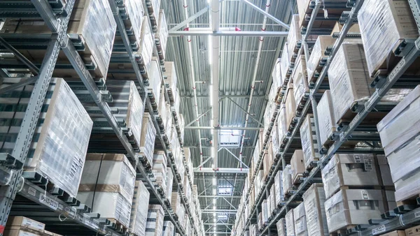 Filas de estantes con cajas en almacén moderno —  Fotos de Stock