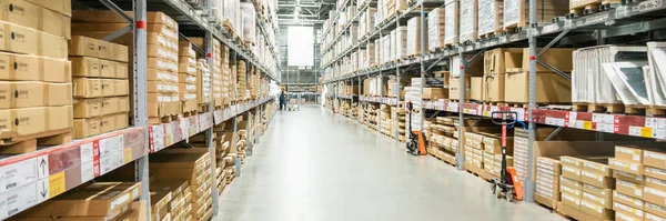 Панорама рядов полок с коробками на современном складе — стоковое фото