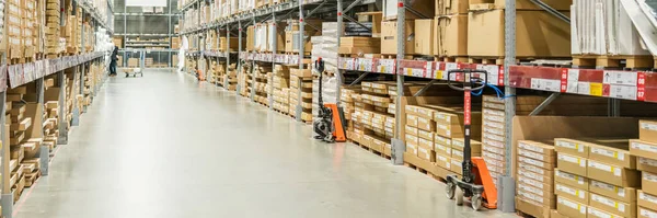 Filas de estantes con cajas en almacén moderno —  Fotos de Stock