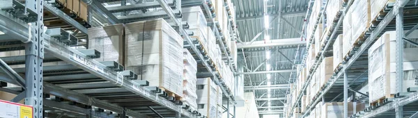 Filas de estantes con cajas en almacén moderno —  Fotos de Stock