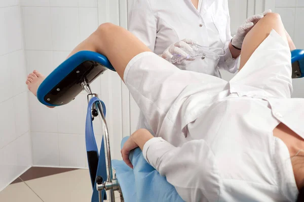Beskuren panorama av gynekolog undersöker en patient som sitter i en gynekologisk stol. Begreppet kvinnlig hälsa. — Stockfoto