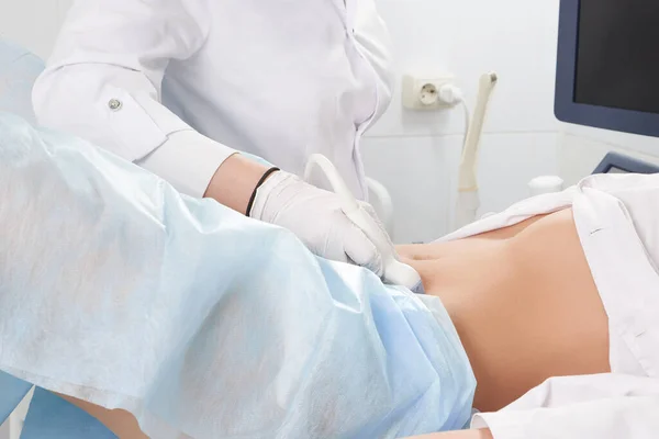 Beskuren bild av kvinna på gynekologer som gör ultraljud skanna av den nedre delen av magen — Stockfoto