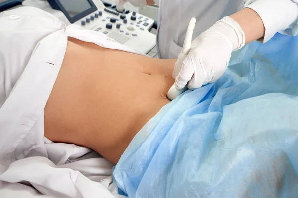 Cropped view of woman at gynecologists doing ultrasound scan — Stock Photo, Image