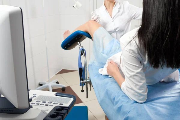 Przycięta panorama ginekologa badającego pacjenta siedzącego na krześle ginekologicznym. Koncepcja zdrowia kobiet. — Zdjęcie stockowe
