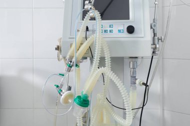 Doktor muayenehanesinde tüplü tıbbi ekipman.