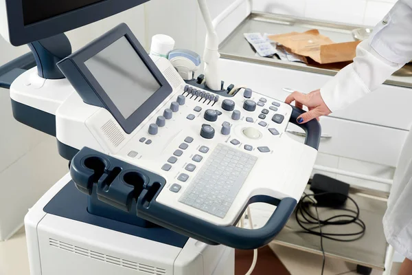 Kadınları muayene etmek için bir ultrason makinesi için vajinal sensör — Stok fotoğraf
