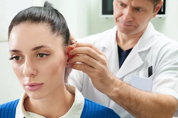 Il chirurgo plastico esamina l'orecchio del paziente prima della chirurgia plastica — Foto Stock