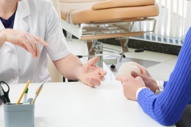 Estetik veya kozmetik cerraha Geleceği için Kadın Göğüs İmplantı Örnekleri Gösteriliyor. Saygın Klinikte Çalışan Profesyonel ve Ünlü Cerrah.