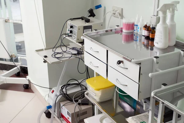 Sprzęt medyczny z rurkami w gabinecie lekarskim — Zdjęcie stockowe