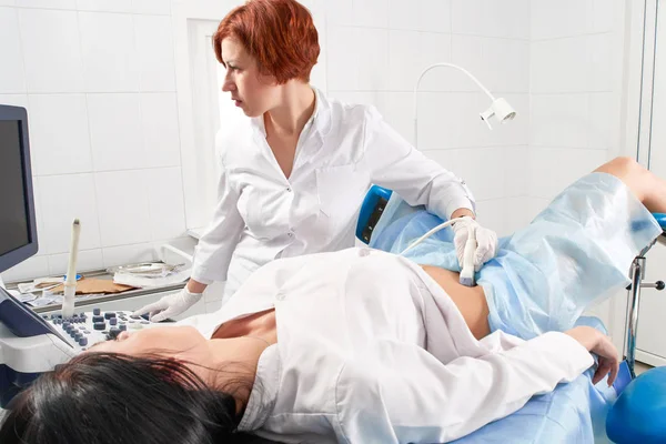 Gynekolog gör ultraljudsundersökning — Stockfoto