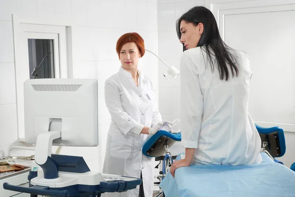 Beskuren panorama av gynekolog undersöker en patient som sitter i en gynekologisk stol. Begreppet kvinnlig hälsa. — Stockfoto