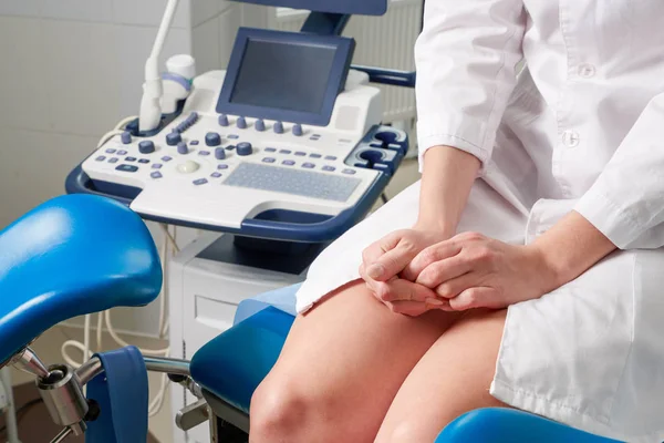 Kvinna på gynekolog kontor sitter och väntar på en läkare med testresultat — Stockfoto