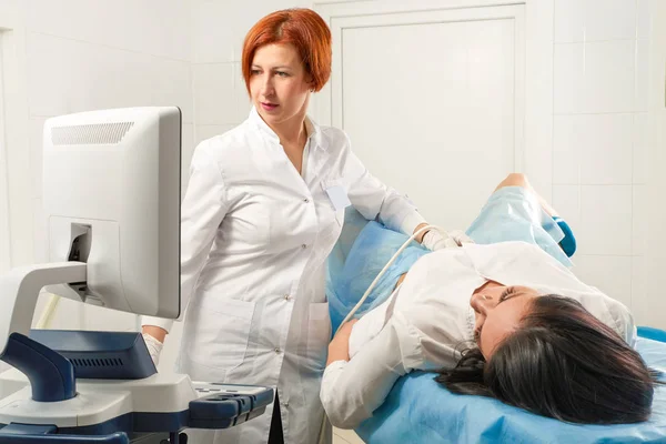 Gynäkologe macht Ultraschalluntersuchungen für Schwangere — Stockfoto