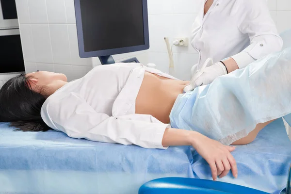 Gynekolog provádí ultrazvukové vyšetření pro těhotné ženy — Stock fotografie