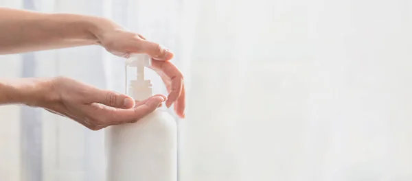 Женщина руками толкает пластиковую мыльную бутылку насоса с копировальным местом, используя мыть руки дезинфицирующим гелевым насосом дозатор. уничтожение микробов, бактерий и вирусов — стоковое фото