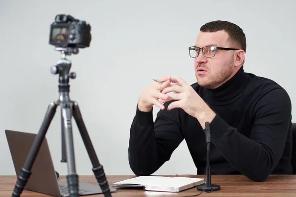 Hombre filmando video blog en cámara con trípode para seguidores en línea. En las redes sociales, Influencer, nuevas tecnologías, comunicación y concepto de internet —  Fotos de Stock