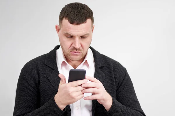 Portrait d'homme d'affaires utilisant un smartphone sur fond gris — Photo