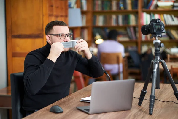 Hombre filmando video blog en cámara con trípode para seguidores en línea. En las redes sociales, Influencer, nuevas tecnologías y concepto de internet —  Fotos de Stock