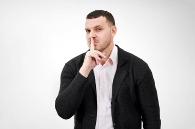 Adam sus diyor ve sessiz ol. Parmağını dudaklarına koyup kameraya bak.