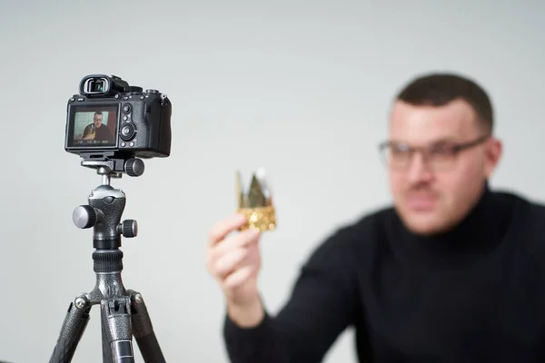 Man filmen video blog op camera met statief voor online volgers. In sociale media, Influencer, nieuwe technologie en internet concept — Stockfoto