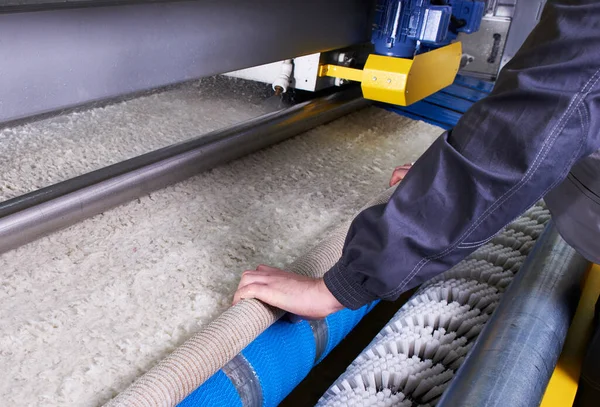 Travailleur de blanchisserie en cours de travail sur la machine automatique pour le lavage de tapis dans le nettoyage à sec — Photo