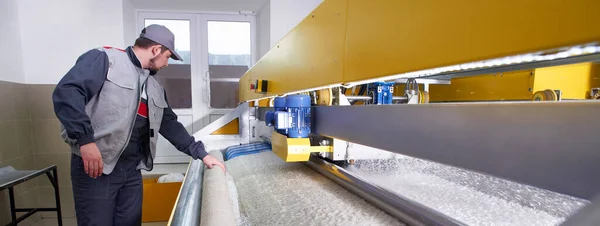 Laundry worker in the process of working on automatic machine for carpet washing in dry cleaning — Stock Photo, Image