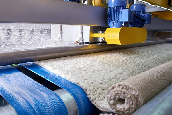 Ligne industrielle automatique pour laver et nettoyer les tapis — Photo