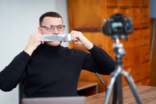 Man filmar video blogg på kameran med stativ för online anhängare. I sociala medier, Influencer, ny teknik och internet koncept — Stockfoto
