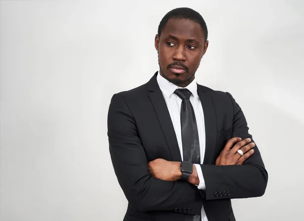 Empresário americano africano confiante bem sucedido com braços dobrados com espaço de cópia — Fotografia de Stock