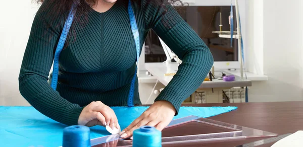 Krawcowa w pracy z tkaniną w pracowni krawieckiej — Zdjęcie stockowe