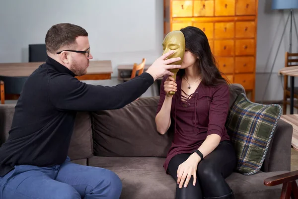 Thérapeute mettre un masque en plastique sur le visage de la patiente pendant la séance de thérapie — Photo