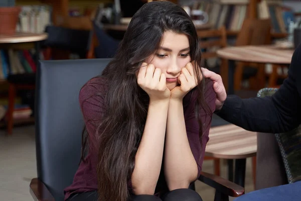 Mujer triste en consulta con el psicólogo, concepto de terapeuta visitante — Foto de Stock